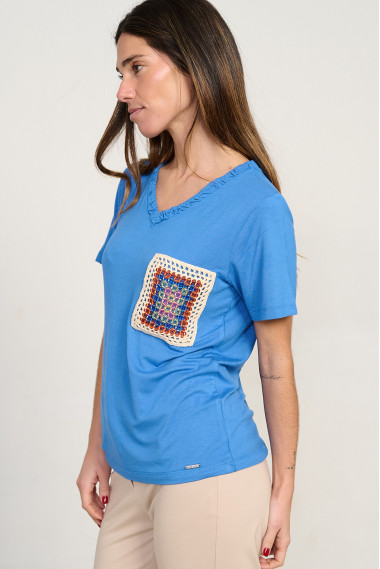 Camiseta azul escote pico y bolsillo crochet BMB & Co. vista lado
