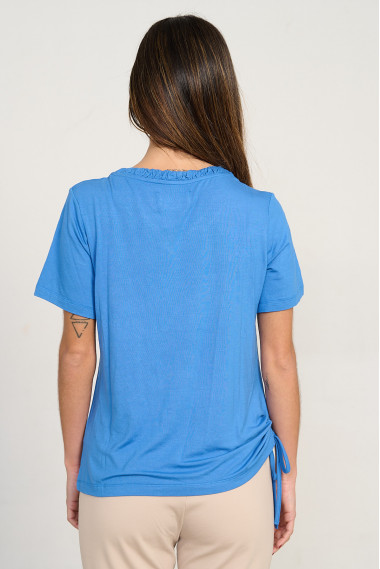 Camiseta azul escote pico y bolsillo crochet BMB & Co. vista trasera