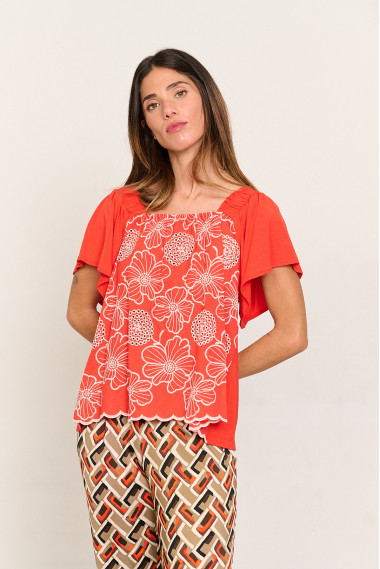 CAMISETA CON BORDADOS