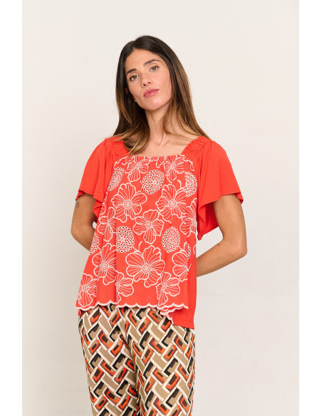 CAMISETA CON BORDADOS