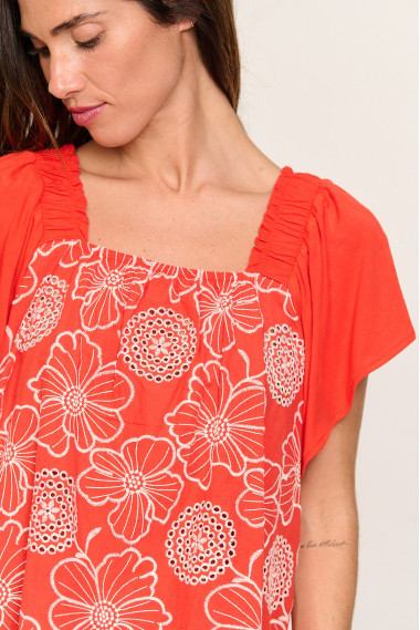 CAMISETA CON BORDADOS