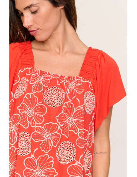 CAMISETA CON BORDADOS