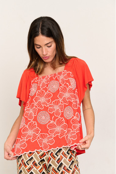 CAMISETA CON BORDADOS