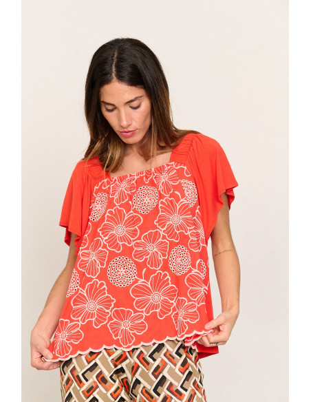 CAMISETA CON BORDADOS