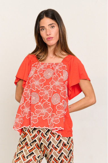 CAMISETA CON BORDADOS