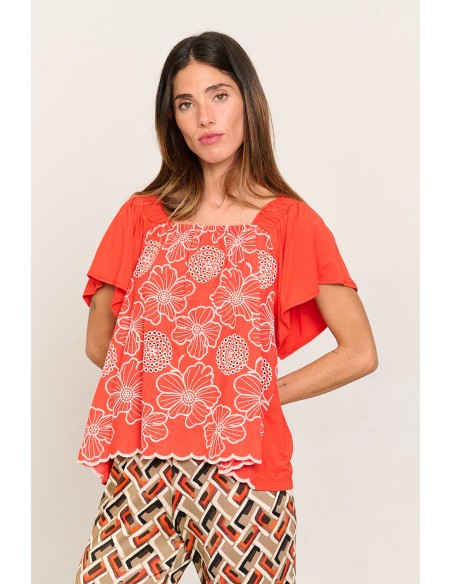 CAMISETA CON BORDADOS