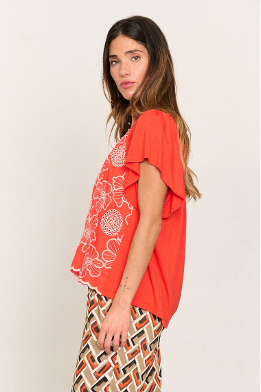 CAMISETA CON BORDADOS