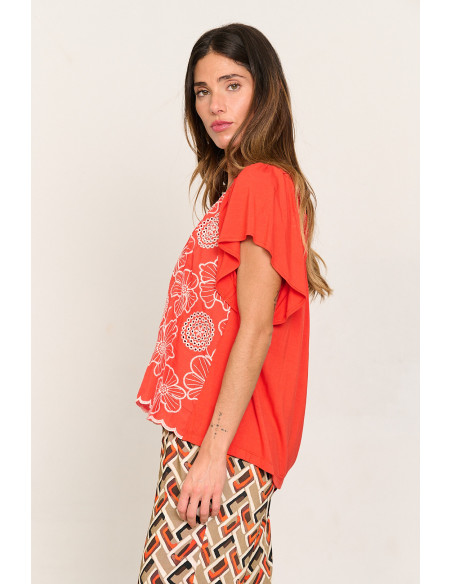 CAMISETA CON BORDADOS