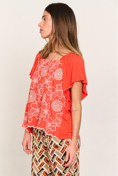 CAMISETA CON BORDADOS