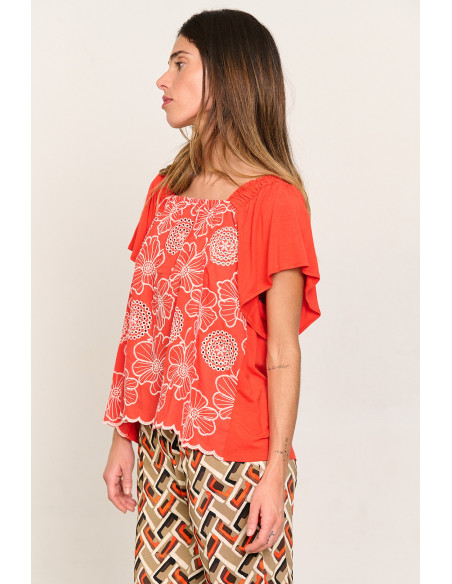 CAMISETA CON BORDADOS