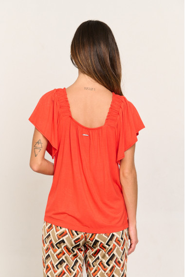 CAMISETA CON BORDADOS