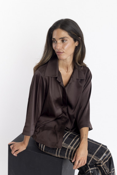 Blusa Satinada Chocolate Mangas Amplias BMB & Co.