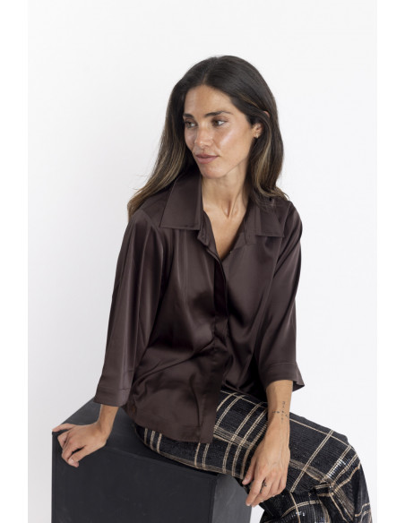 Blusa Satinada Chocolate Mangas Amplias BMB & Co.