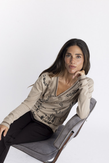 Jersey Escote En Pico Con Print Graffiti BMB  & Co.