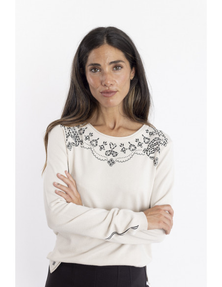 Jersey Fino Beige Con Aplicaciones En Escote BMB & Co.