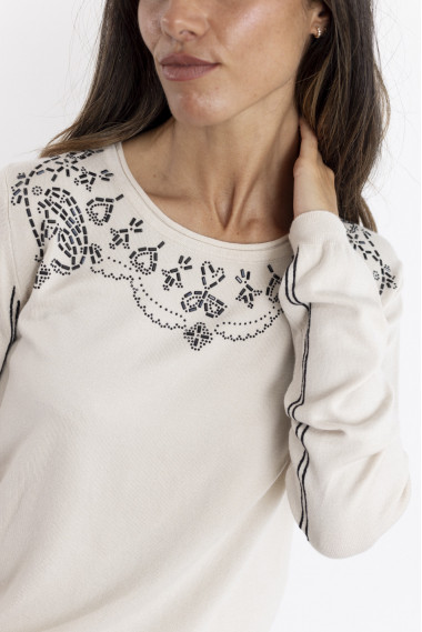 Jersey Fino Beige Con Aplicaciones En Escote BMB & Co.