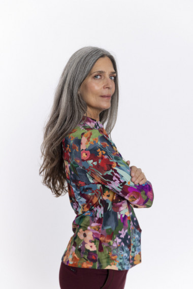 CAMISETA CON CUELLO FLORAL
