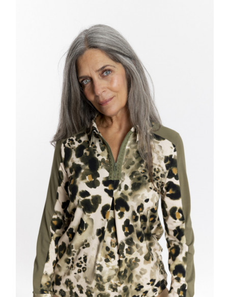 Camiseta Animal Print Con Cremallera en Escote BMB & Co.