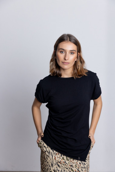 Camiseta Negra Asimétrica BMB & Co.