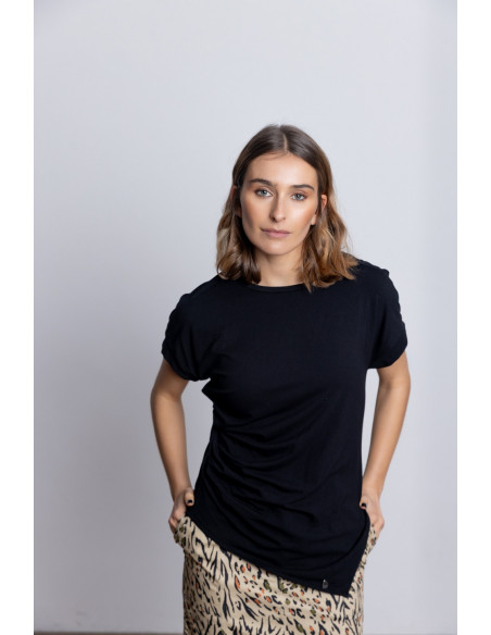 Camiseta Negra Asimétrica BMB & Co.