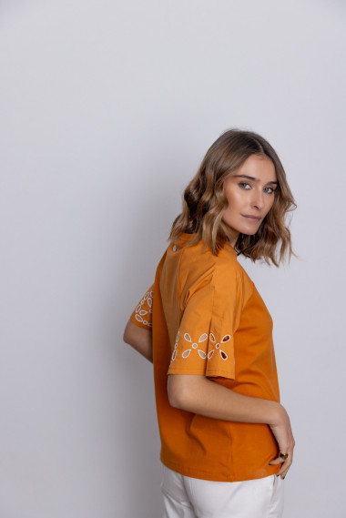 Camiseta Naranja Con Calados y Bordados BMB & Co.