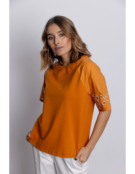 Camiseta Naranja Con Calados y Bordados BMB & Co.