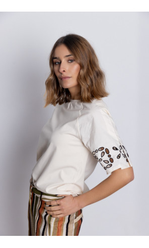 Camiseta Cruda Con Calados y Bordados BMB & Co.