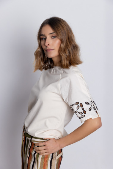 Camiseta Cruda Con Calados y Bordados BMB & Co.