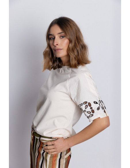 Camiseta Cruda Con Calados y Bordados BMB & Co.