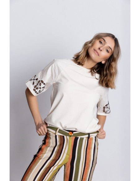 Camiseta Cruda Con Calados y Bordados BMB & Co.